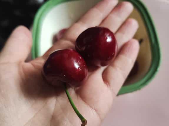 Large Cherry Fruit: A Sweet, Juicy Addition to Wes